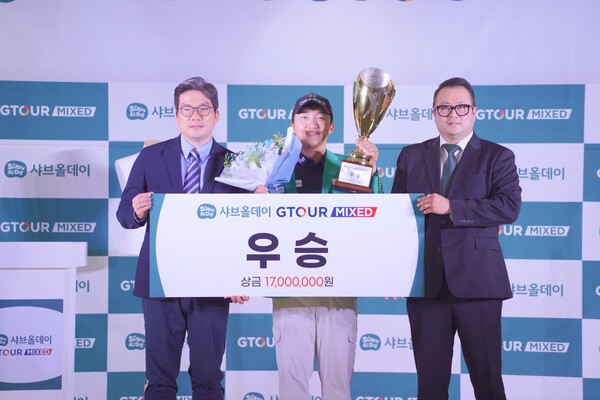 지난 9일(토) 대전 골프존조이마루에서 열린 ‘2025 샤브올데이 GTOUR MIXED’ 2차 대회 시상식에서 (왼쪽부터)골프존 손장순 상무, 우승자 김홍택, 올데이프레쉬 우진규 이사가 기념촬영을 하고 있다. 사진 | 골프존