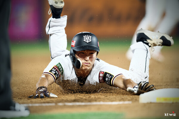 헤드퍼스트 슬라이딩 모습 (사진=KT)