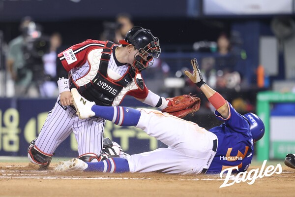 10일 한화 이글스 손아섭이 과감한 홈 쇄도로 득점을 올리고 있다. (사진=한화 이글스)