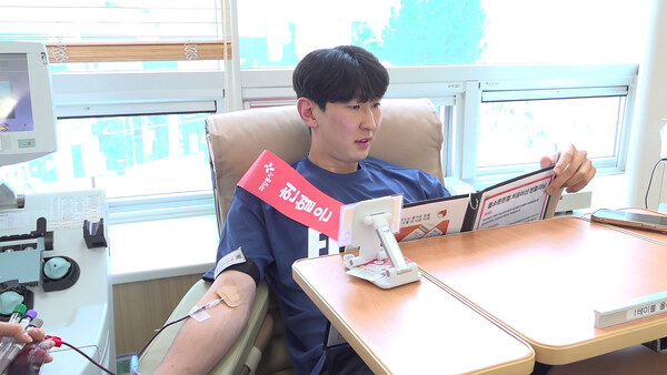 헌혈중인 삼성화재 김준우. 사진 | 삼성화재