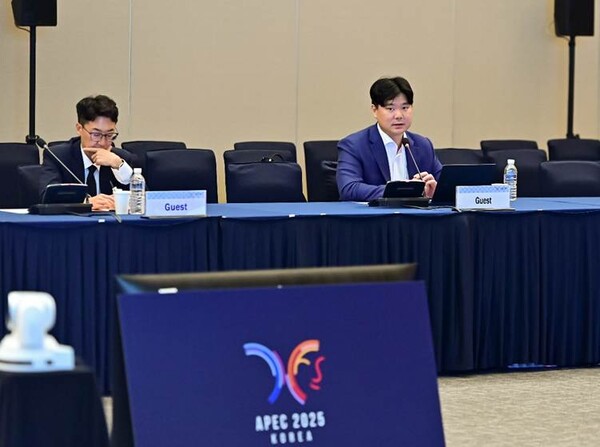 파블로항공 기술연구소 비행안전파트 안치훈(오른쪽) 리드가 APEC 2025 연계 ‘제55회 교통실무회의’ 세션에 참가해 안전한 드론 비행에 대한 발표를 진행하고 있다. 사진 | 파블로항공