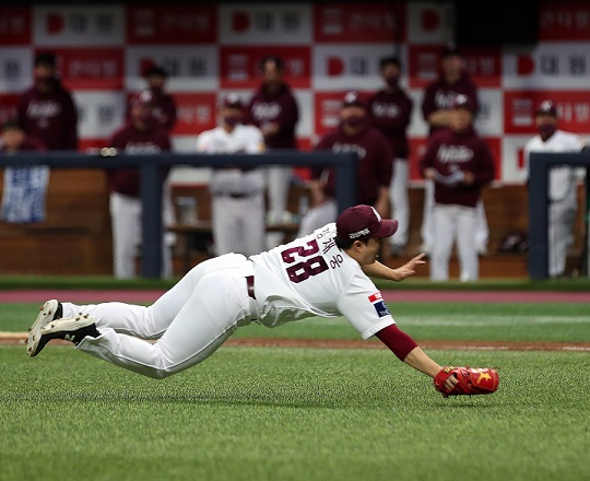 키움 투수 김재웅이 10월 27일 고척돔에서 열린 플레이오프 3차전 8회 초 수비에서 몸을 날려 타구를 잡고 있다 (사진=키움)