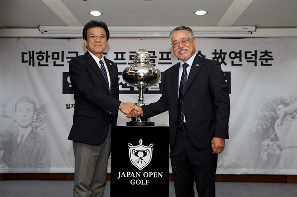 기념식 후 사진촬영에 임한 야마나카 히로시 JGA 최고 운영 책임자와 김원섭 KPGA 회장(왼쪽부터). 사진 | KPGA