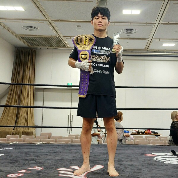 KMMA 웰터급 및 슈퍼라이트급 타이틀 도전자 출신 문홍범이 2025년 8월 일본 효고현 아마가사키시 주쇼키고센터에서 ACF 라이트급 챔피언 등극 기념 촬영을 하고 있다. 사진 | 스탠다드앤드프로그레스 스포츠에이전시 제공