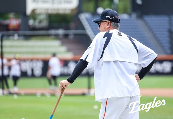 경기전 훈련을 지켜보는 김경문 감독(사진=한화)