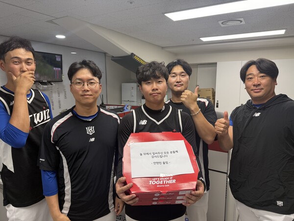 KT 관계자들이 안현민이 쏜 피자를 들고 있다. (사진=KT 위즈)