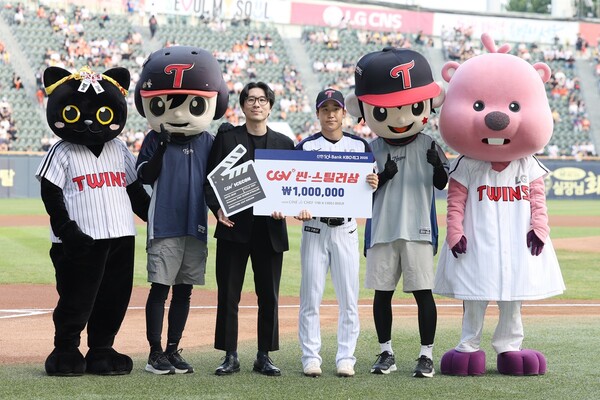 CGV 씬-스틸러상 시상 후 기념 촬영 중인 LG 트윈스 구본혁(우)과 CJ CGV 김진호 ICECON사업팀장(좌). 사진 | CGV