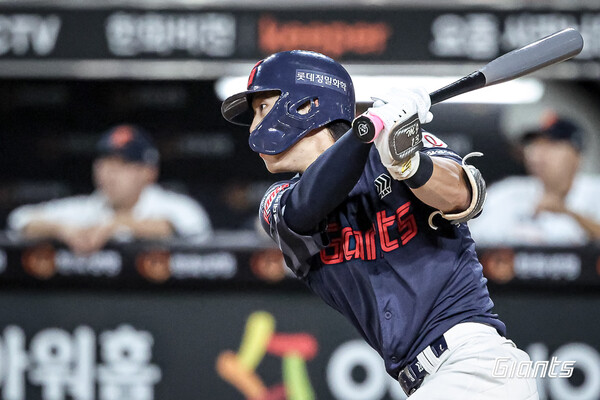 전민재의 안타 장면(사진=롯데)