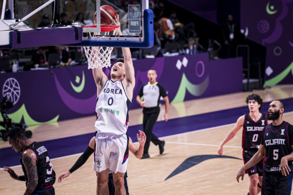 하윤기가 덩크를 꽂아 넣고 있다. 사진 | FIBA