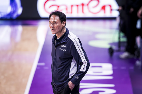 괌과의 경기를 지켜보고 있는 한국남자농구 대표팀 안준호 감독. 사진 | FIBA