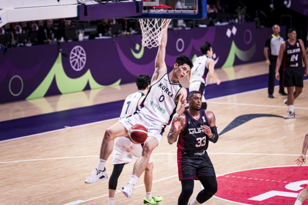괌과의 경기에서 덩크를 성공시키고 있는 하윤기. 사진 | FIBA