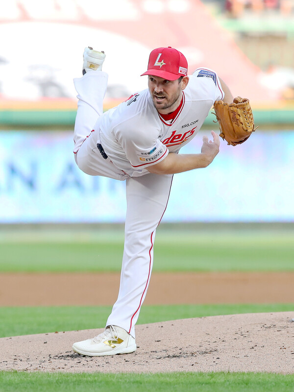 SSG 랜더스의 선발투수 드류 앤더슨이 마운드에서 역투를 펼치고 있다. (사진=SSG 랜더스)