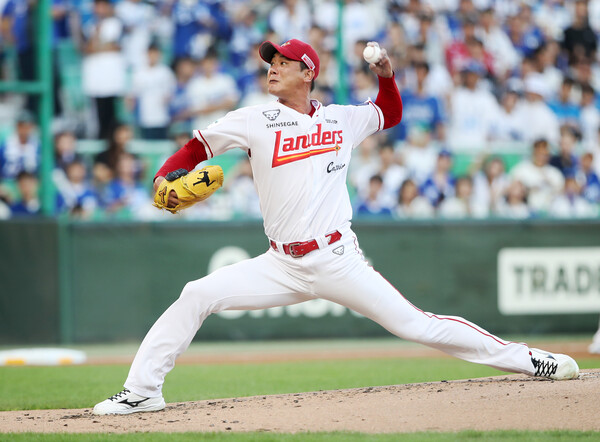 SSG 랜더스의 선발투수 김광현이 마운드에서 역투를 펼치고 있다. (사진=SSG 랜더스)