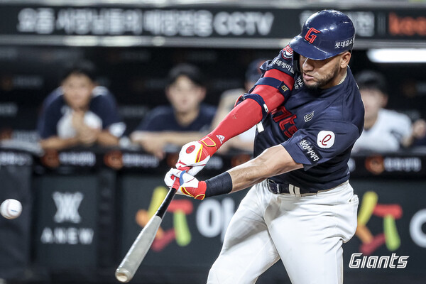 롯데는 13일 대전 한화생명볼파크에서 열린 한화와 시즌 12차전에서 새 외국인 투수 빈스 벨라스케즈가 3이닝 5실점으로 무너지고, 타선이 4안타 무득점에 그치면서 0대 6으로 완패했다(사진=롯데)