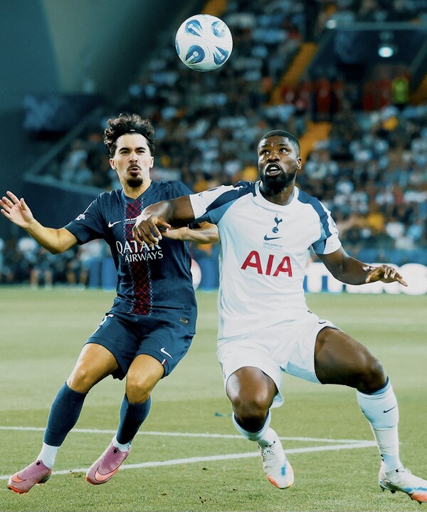 PSG와 토트넘 선수들이 볼 경합을 하고 있다. (사진=토트넘 SNS)