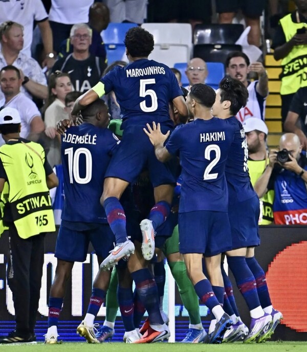 PSG 선수단이 슈퍼컵 우승을 차지한 뒤 환호하고 있다. (사진=PSG SNS)