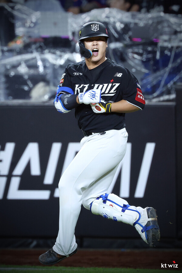 7일 역전 홈런을 치고 포효하는 강백호(사진=KT)