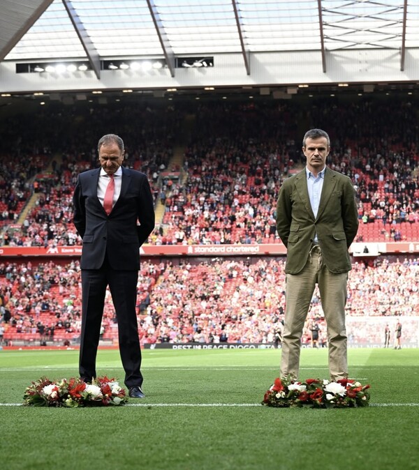 리버풀이 경기 전 교통사고로 사망한 공격수 디에고 조타를 추모하는 행사를 갖고 있다 (사진=리버풀 SNS)