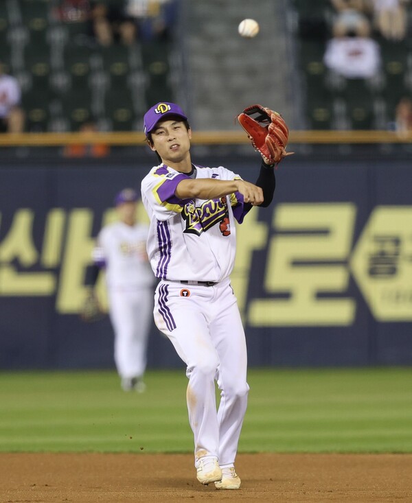 두산 유격수 이유찬이 1루로 송구하고 있다. 사진 | 두산베어스