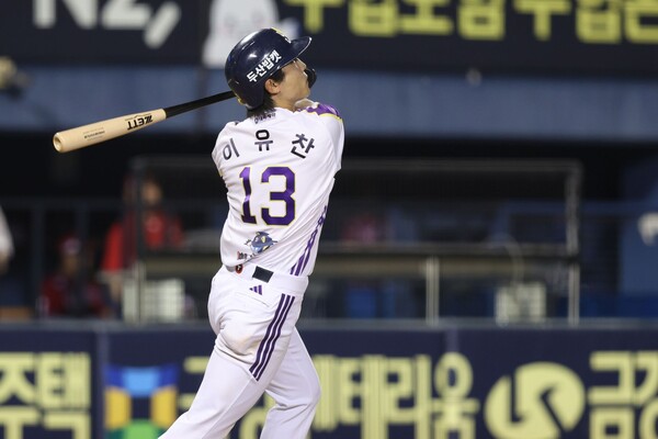 타격하고 있는 두산 이유찬. 사진 | 두산베어스