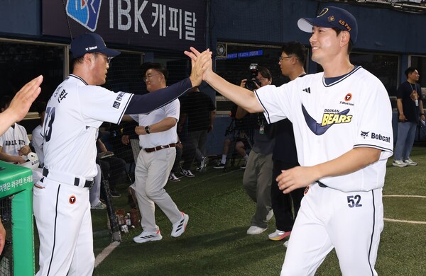 두산 조성환 감독대행이 김재호 은퇴식 때 김재호와 하이파이브를 하고 있다. 사진 | 두산베어스