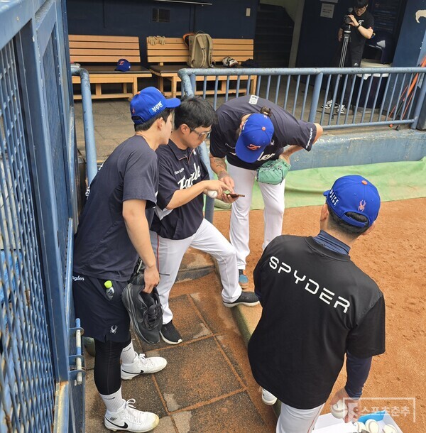 폰세가 양상문 투수 코치와 함께 롯데 타선을 미리 분석하고 있는 모습. (사진=스포츠춘추 황혜정 기자)