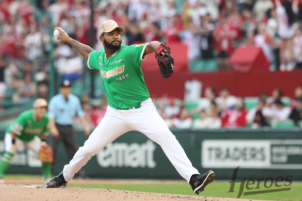 키움 히어로즈의 선발투수 라울 알칸타라가 마운드에서 역투를 펼치고 있다. (사진=키움 히어로즈)