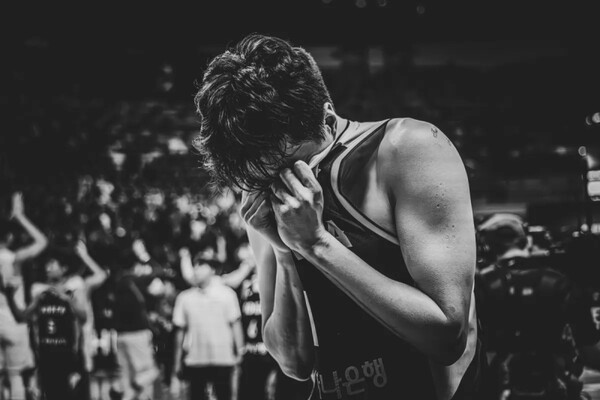 중국과의 아시아컵 8강전 패배 후 아쉬워하는 이현중. 사진 | FIBA