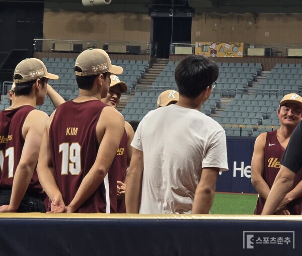 키움 마무리 주승우가 수술 전 선수단에 인사를 하러 15일 고척돔을 찾았다. (사진=스포츠춘추 황혜정 기자)