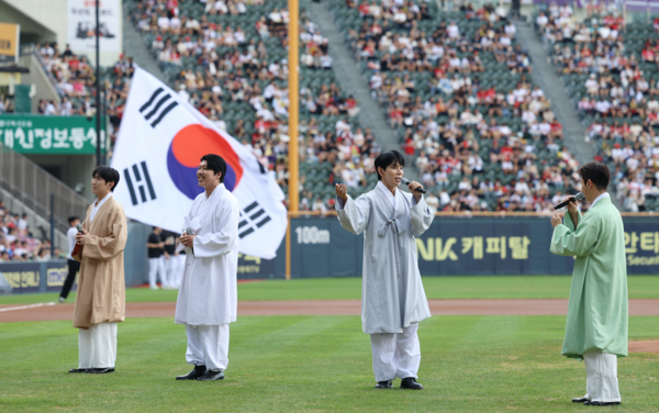 두산베어스가 15일 잠실야구장에서 열린 KIA타이거즈와의 경기에서 광복 80주년을 기념하는 대규모 특별행사를 성공적으로 개최했다(사진=두산)