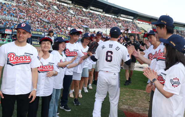 두산베어스가 15일 잠실야구장에서 열린 KIA타이거즈와의 경기에서 광복 80주년을 기념하는 대규모 특별행사를 성공적으로 개최했다(사진=두산)