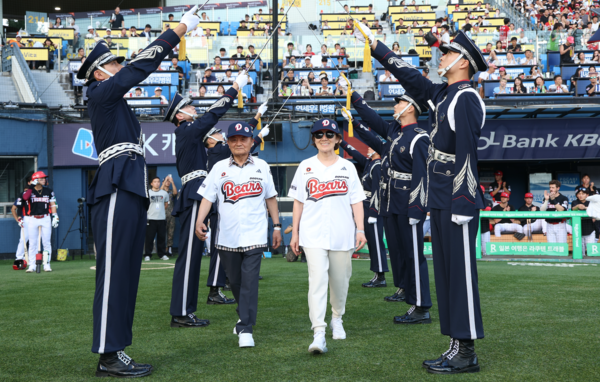 두산베어스가 15일 잠실야구장에서 열린 KIA타이거즈와의 경기에서 광복 80주년을 기념하는 대규모 특별행사를 성공적으로 개최했다(사진=두산)