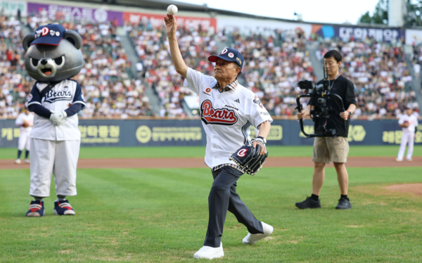 두산베어스가 15일 잠실야구장에서 열린 KIA타이거즈와의 경기에서 광복 80주년을 기념하는 대규모 특별행사를 성공적으로 개최했다(사진=두산)