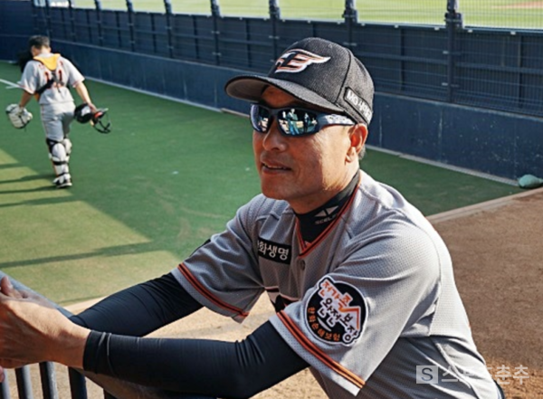 한화 코치 시절의 송진우(사진=스포츠춘추 DB)