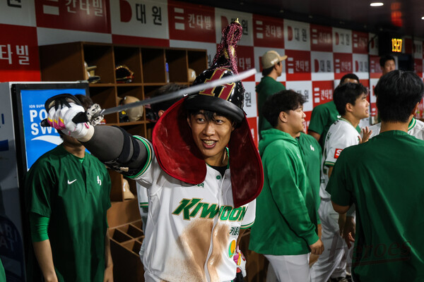 키움 송성문이 20-20 클럽 기념을 자축하는 모습. (사진=키움 히어로즈)