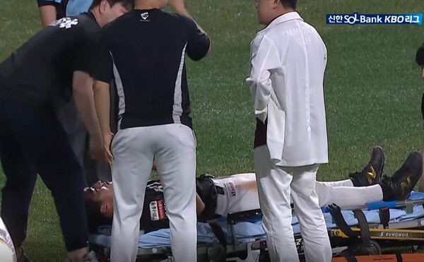 KT 안현민이 15일 키움과 경기 도중 수비를 하다가 쓰러지며 구급차에 실려 나갔다. (사진=티빙 중계 갈무리)