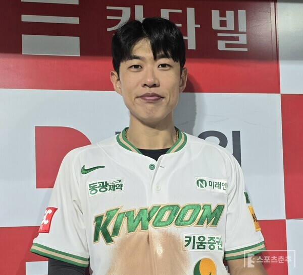 키움 히어로즈 캡틴 송성문이 15일 KT전에서 20홈런-20도루를 달성한 뒤 취재진과 인터뷰를 하고 있다. (사진=스포츠춘추 황혜정 기자)