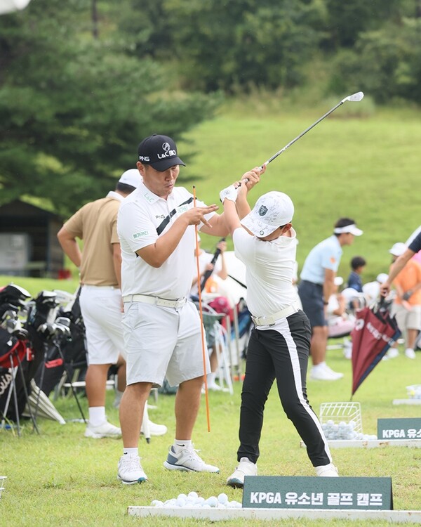 유소년 선수에게 레슨을 해주고 있는 이대한. 사진 | KPGA