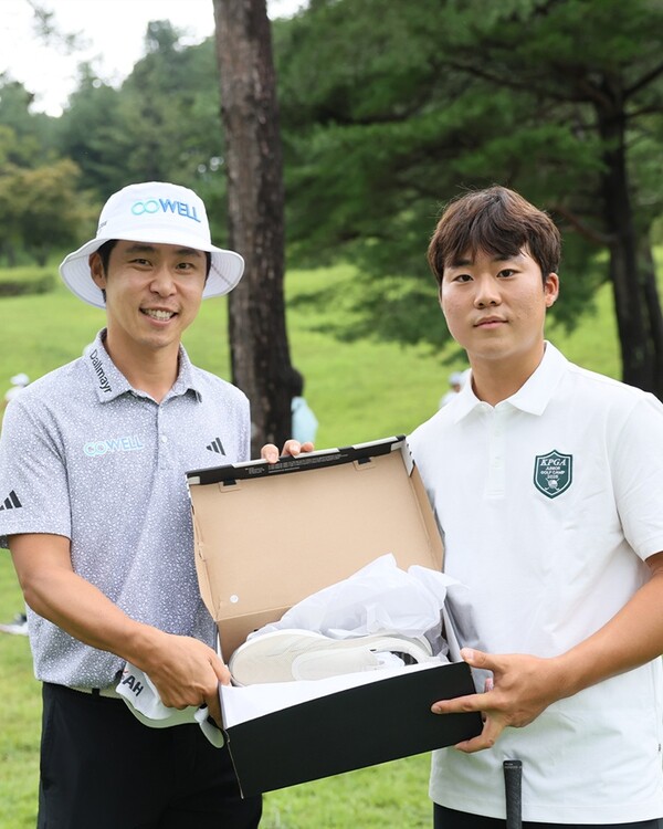 유소년 선수에게 선물을 주고 있는 최진호. 사진 | KPGA