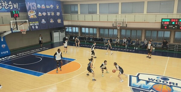 우리은행이 16일 서울 장위동체육관에서 히타치와 연습경기를 치르고 있다. 사진 | 스포츠춘추 이웅희기자