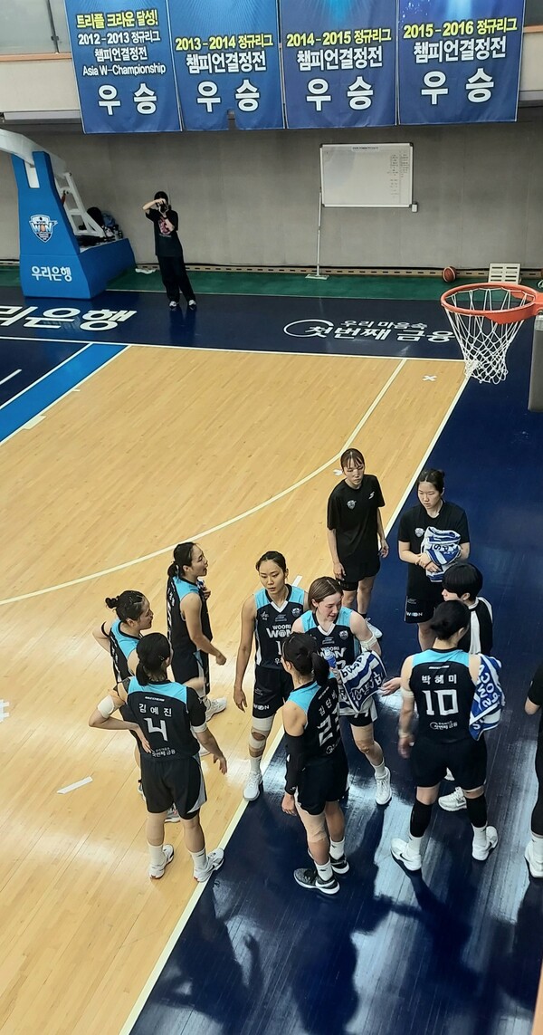 우리은행 선수들이 16일 서울 장위동체육관에서 히타치와 연습경기를 치르며 얘기를 나누고 있다. 사진 | 스포츠춘추 이웅희기자