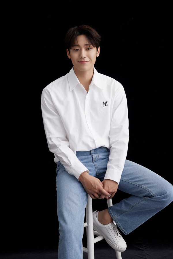 두산 승리기원 시구에 나서는 배우 이도현. 사진 | 두산베어스