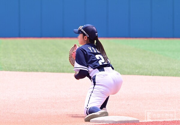 장윤서가 다리를 쭉 뻗어 송구를 잡아내고 있다. (사진=스포츠춘추 황혜정 기자)