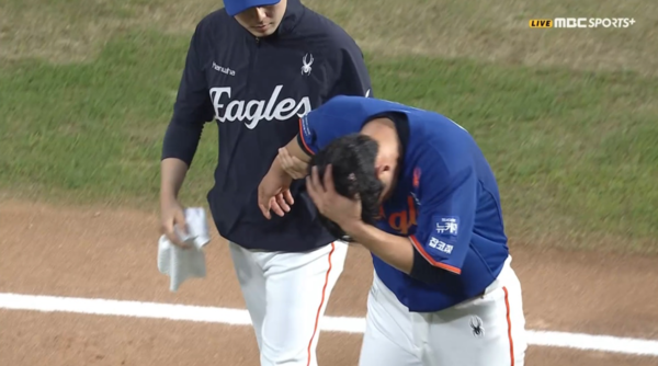 한화 이글스의 파이어볼러 영건 문동주가 마운드에서 쓰러졌다(사진=MBC 스포츠플러스 방송화면)