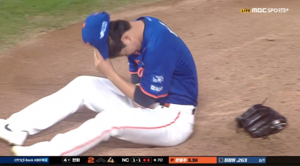 한화 이글스의 파이어볼러 영건 문동주가 마운드에서 쓰러졌다(사진=MBC 스포츠플러스 방송화면)