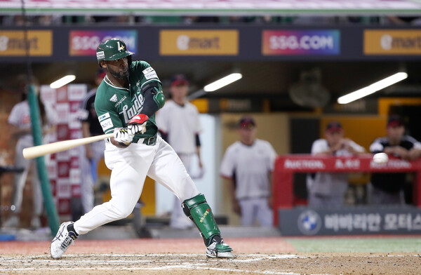 SSG 랜더스 기예르모 에레디아가 타석에서 만루홈런을 날리고 있다. (사진=SSG 랜더스)