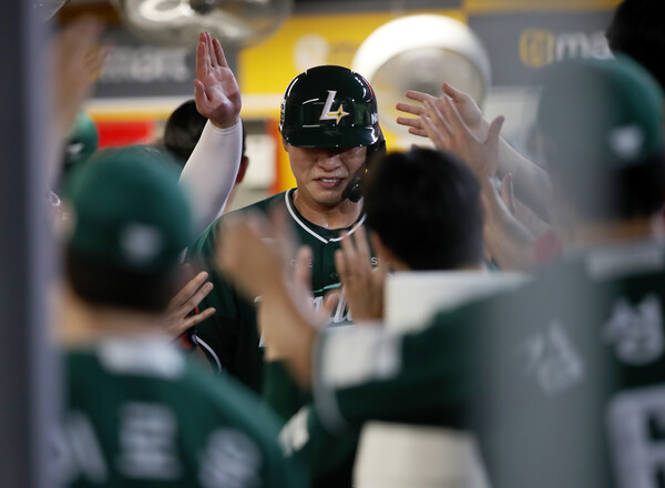 SSG 랜더스 류효승이 더그아웃에서 동료들의 축하를 받고 있다. (사진=SSG 랜더스)