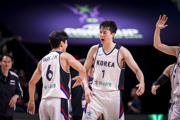 슛을 성공시키고 포효하는 한국 이현중. 사진 | FIBA