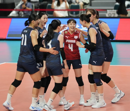 한국 여자배구대표팀이 체코전에서 파이팅을 하고 있다. 사진 | 대한배구협회