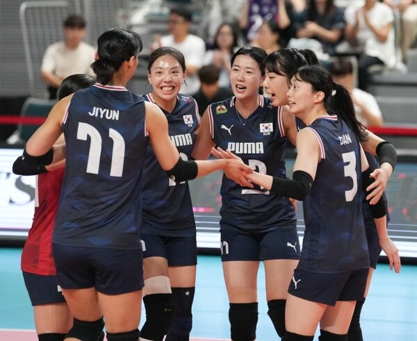 한국 여자배구대표팀이 체코전에서 파이팅을 하고 있다. 사진 | 대한배구협회
